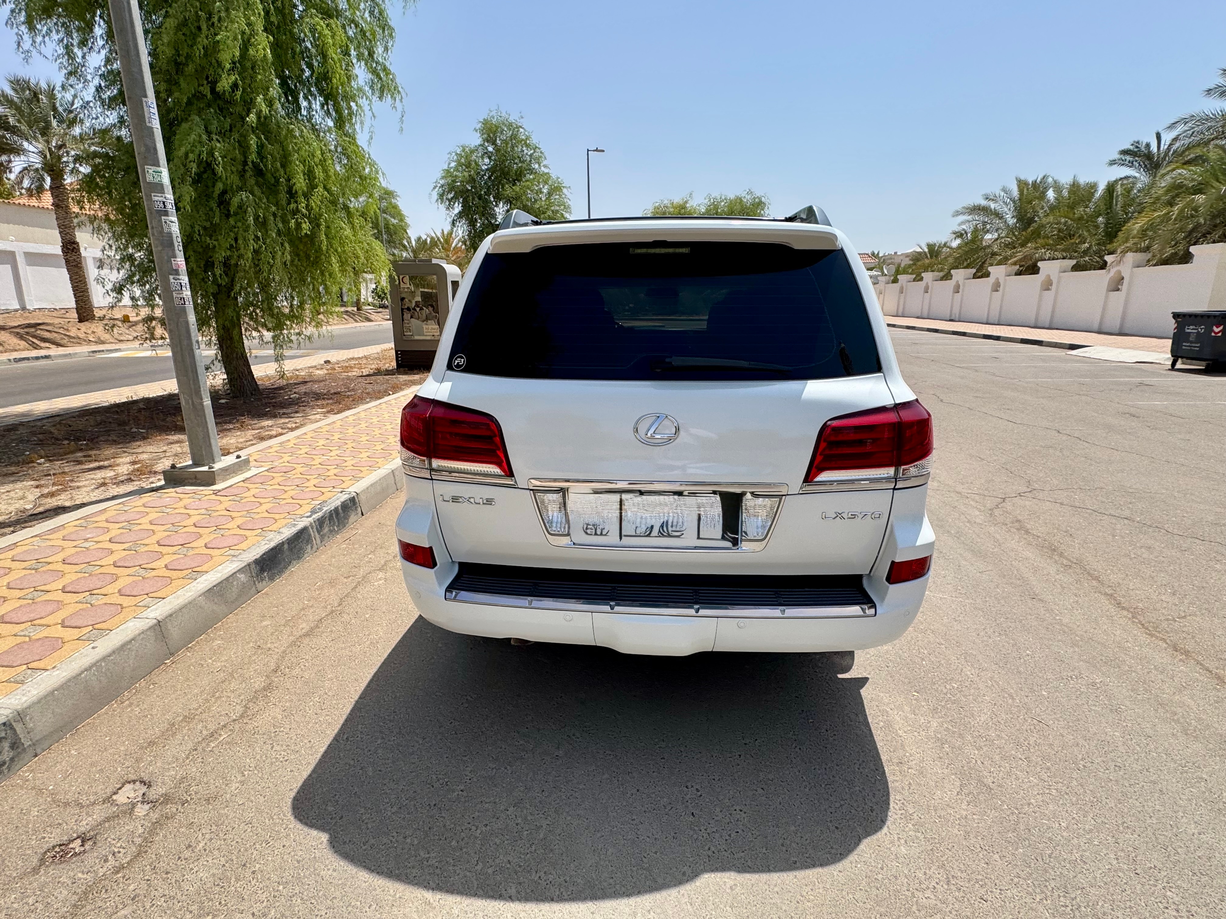 Weiß Lexus LX 570 Luxury 2013